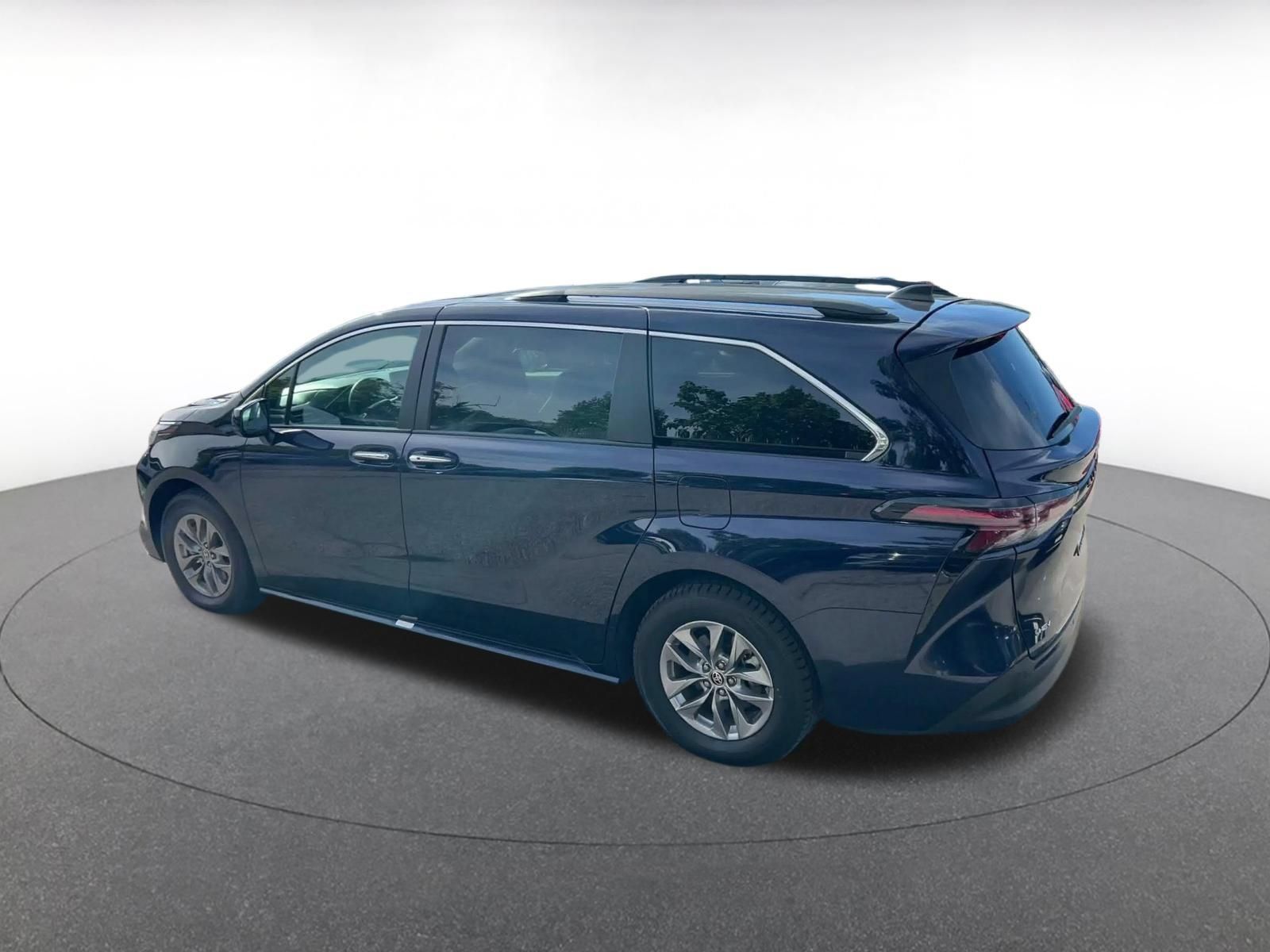 Used 2025 Toyota Sienna XLE FWD image 9