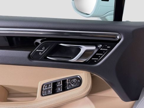 Used 2025 Porsche Macan image 20