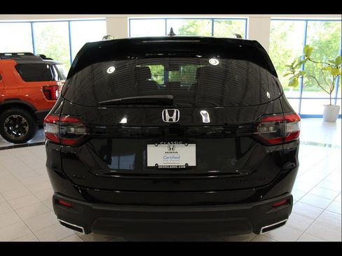 Certified 2025 Honda Pilot Black Edition image 6