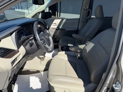 Used 2017 Toyota Sienna XLE Premium image 11