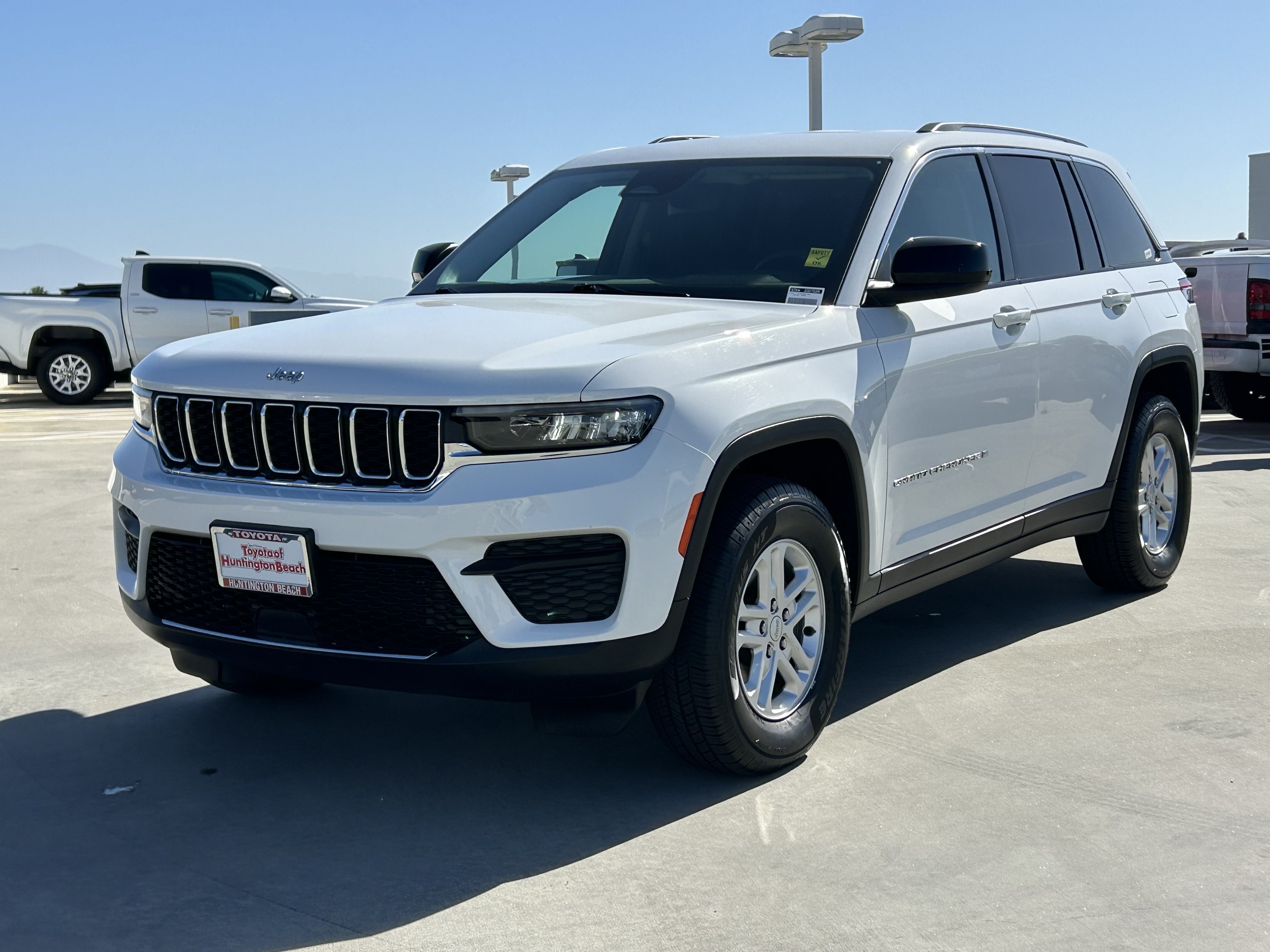 Used 2023 Jeep Grand Cherokee Laredo RWD image 6