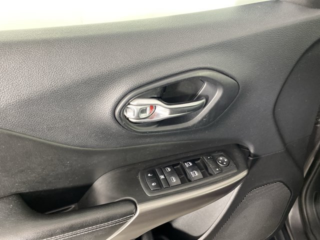Used 2019 Jeep Cherokee Latitude Plus AWD/4WD image 13