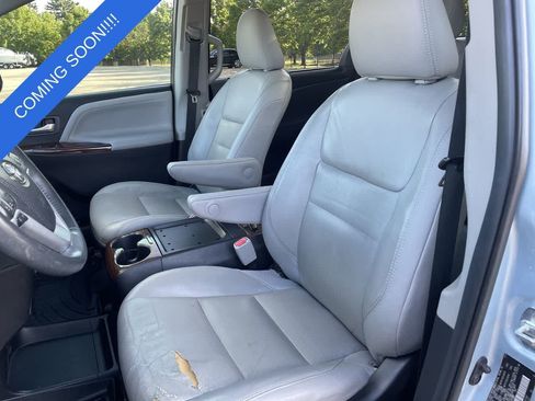 Used 2015 Toyota Sienna Limited Premium FWD image 12