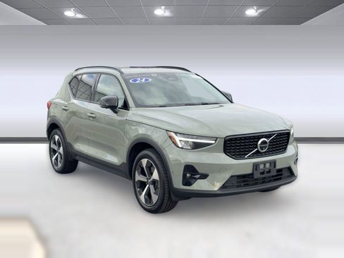 Certified 2024 Volvo XC40 B5 Plus w/ Climate Package image 7