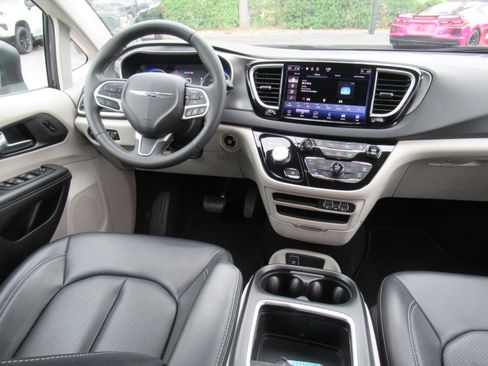 Used 2023 Chrysler Pacifica Touring-L FWD image 14