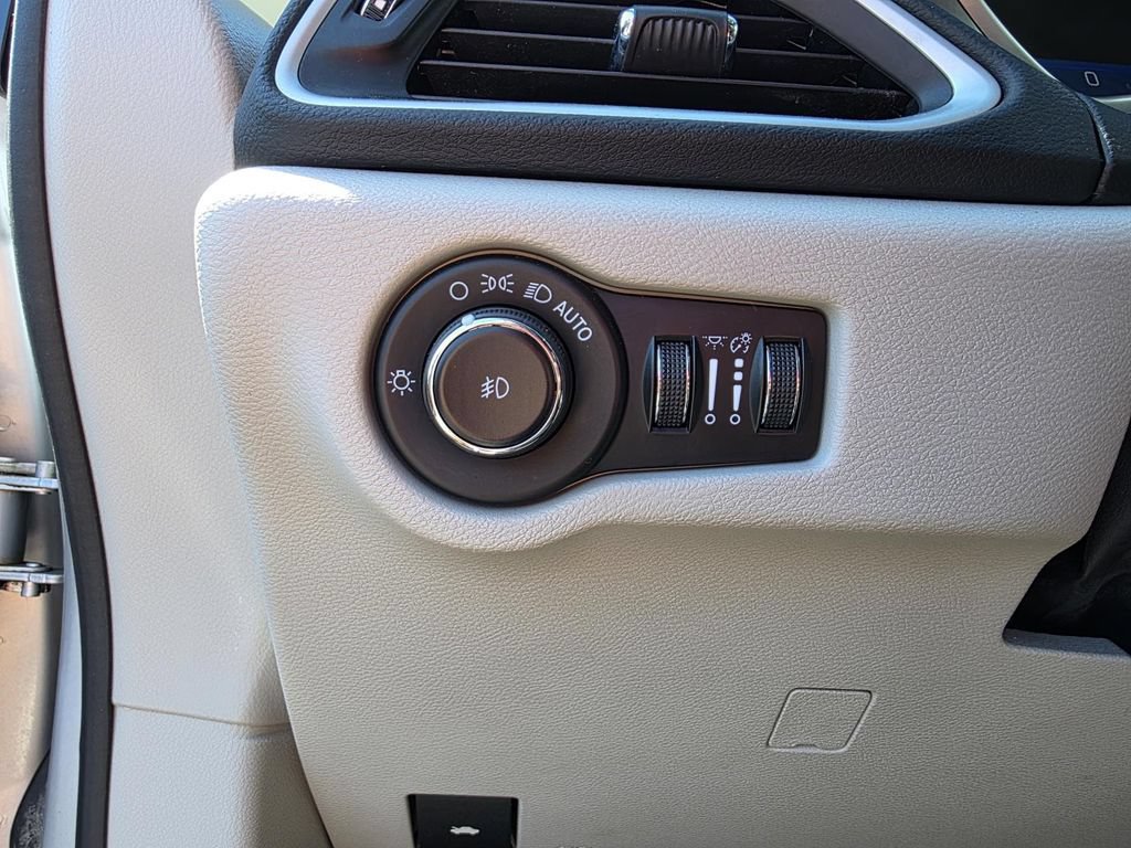 Used 2023 Chrysler Pacifica Touring-L FWD image 15