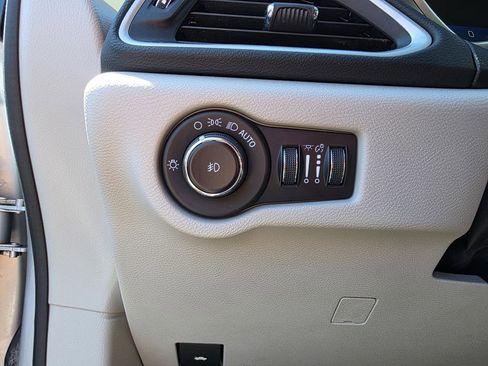 Used 2023 Chrysler Pacifica Touring-L FWD image 15