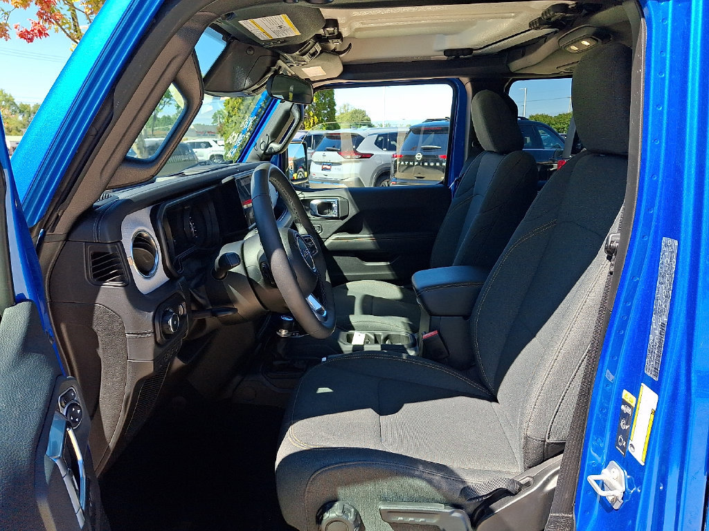 Used 2025 Jeep Wrangler Unlimited Sahara AWD/4WD image 13