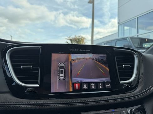 New 2026 Chrysler Pacifica Select image 18