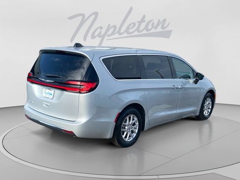 Used 2024 Chrysler Pacifica Touring-L FWD image 6