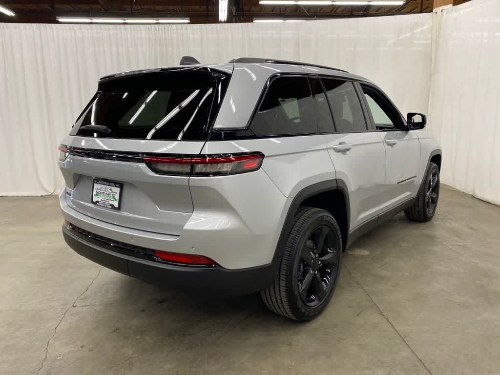 Used 2023 Jeep Grand Cherokee Altitude AWD/4WD image 6