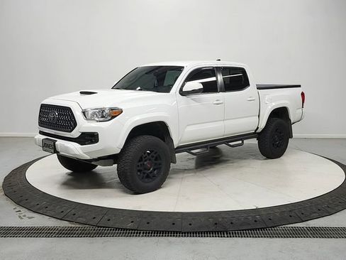 Used 2019 Toyota Tacoma TRD Sport w/ Technology Package AWD/4WD image 3