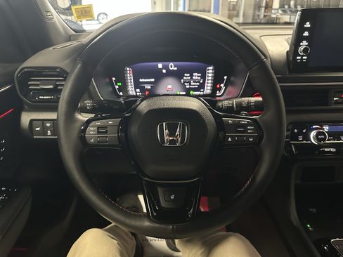 Used 2025 Honda Pilot Black Edition image 11