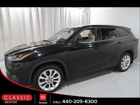 Certified 2024 Toyota Highlander Limited AWD/4WD image 3