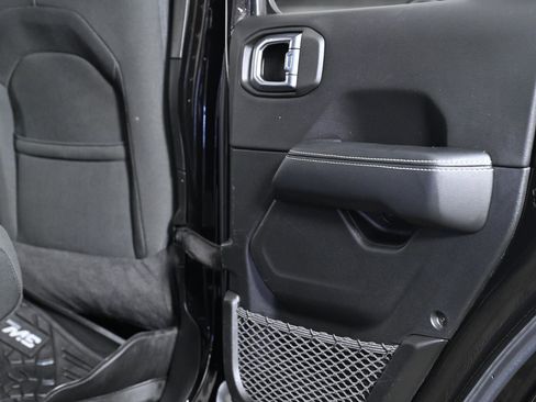 Used 2022 Jeep Gladiator Overland w/ Cold Weather Group image 39