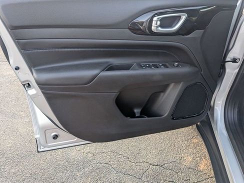 New 2026 Jeep Compass Latitude image 9