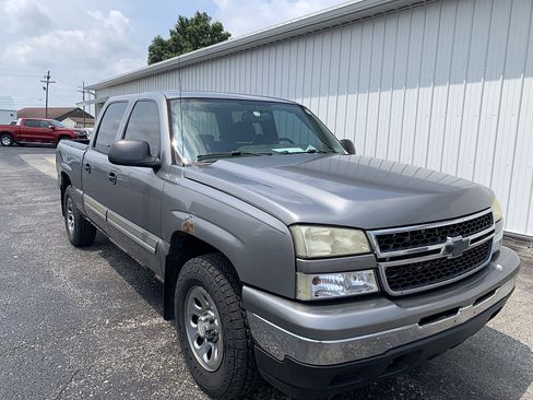 Used 2006 Chevrolet Silverado 1500 LT w/ Light Duty Power Package AWD/4WD image 2