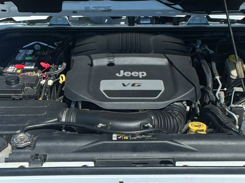 Used 2017 Jeep Wrangler Sahara w/ Connectivity Group image 11