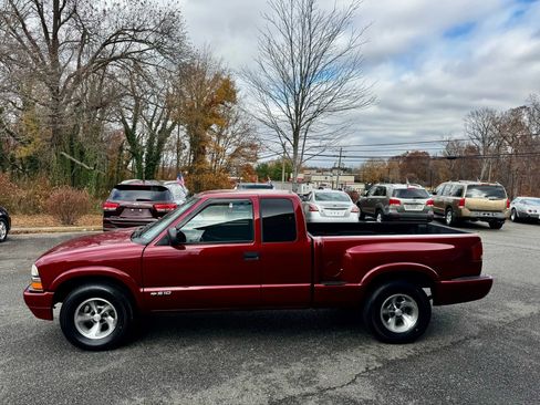 Used 2000 Chevrolet S10 Pickup LS w/ Preferred Equipment Group image 3