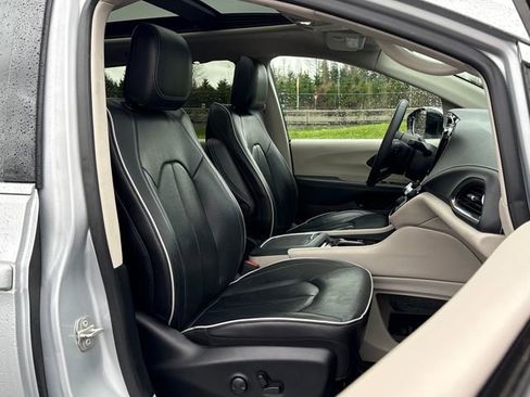 Used 2023 Chrysler Pacifica Limited image 29