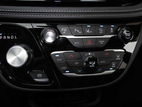 New 2025 Chrysler Pacifica Select AWD/4WD image 37