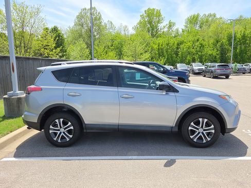 Used 2018 Toyota RAV4 LE image 9