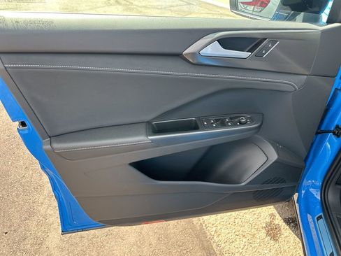 New 2025 Volkswagen Taos SE image 10