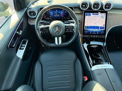 Used 2025 Mercedes-Benz GLC 300 4MATIC image 17