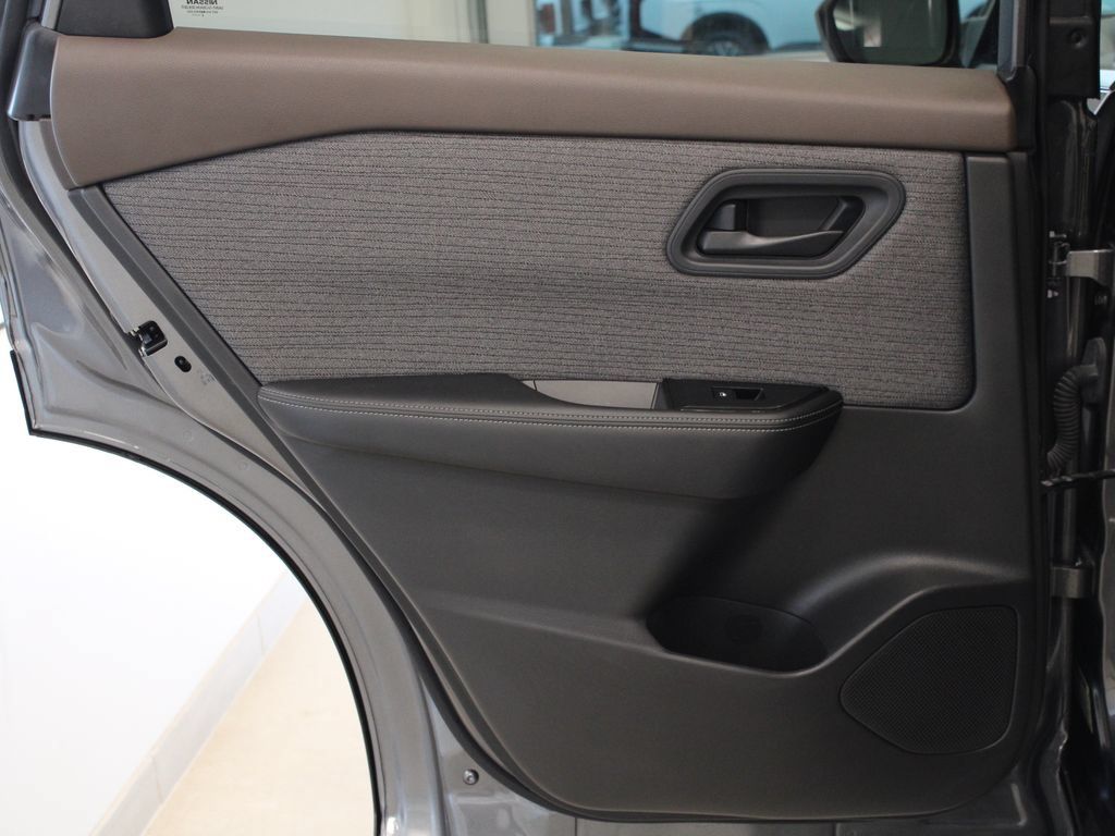 Used 2023 Nissan Rogue SV w/ SV Premium B Package FWD image 26