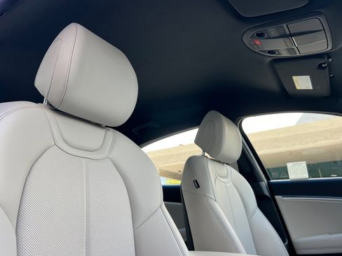 Used 2025 Genesis G70 2.5T image 17