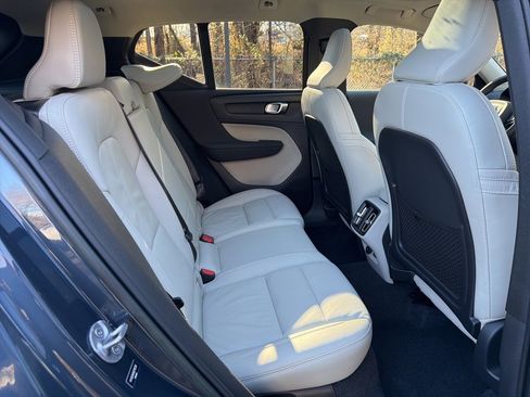 Used 2022 Volvo XC40 T5 Momentum w/ Premium Package image 11