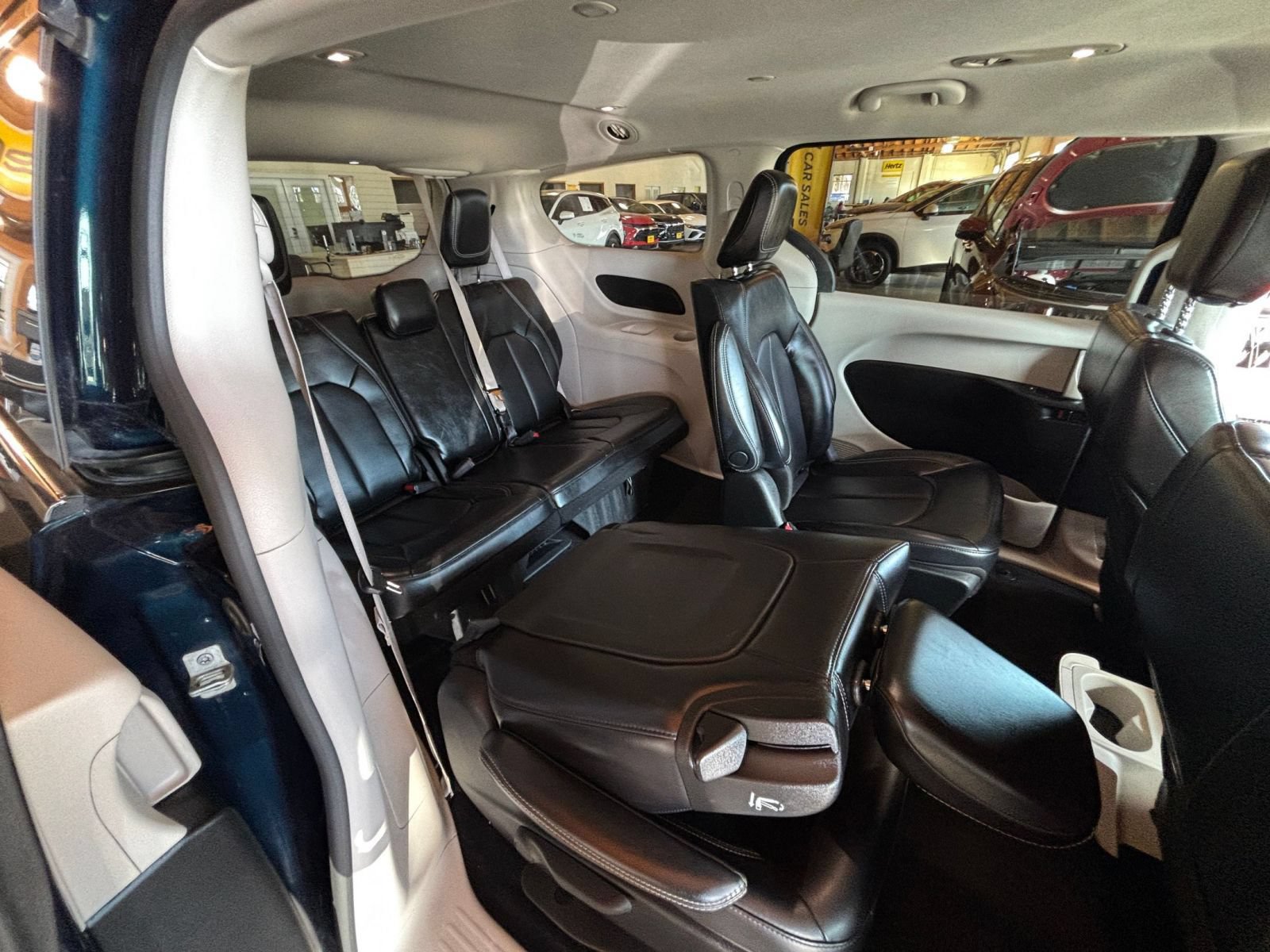 Used 2023 Chrysler Pacifica Touring-L FWD image 32
