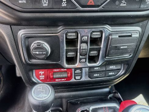 Used 2022 Jeep Wrangler Unlimited Rubicon w/ LED Lighting Group AWD/4WD image 17