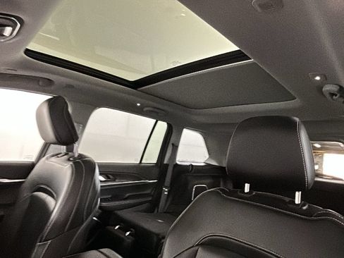 Used 2023 Jeep Grand Cherokee Limited w/ Black Appearance Package AWD/4WD image 15