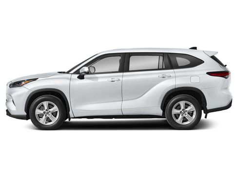 Used 2023 Toyota Highlander LE image 3