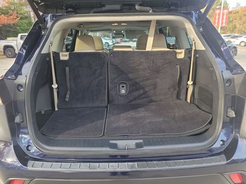 Certified 2023 Toyota Highlander XLE image 24