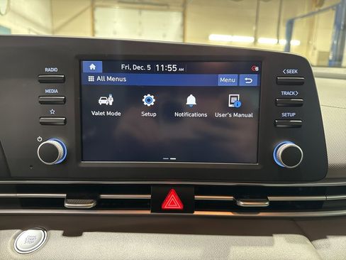 Used 2021 Hyundai Elantra Blue image 24