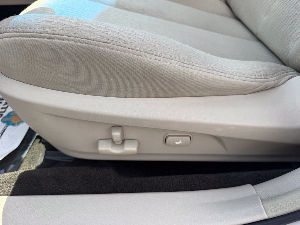 Used 2011 Subaru Legacy 2.5i Premium AWD/4WD image 12