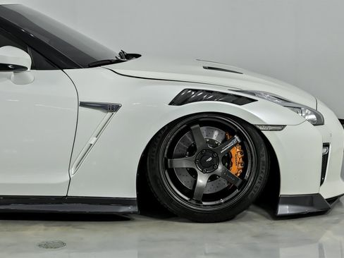 Used 2019 Nissan GT-R Premium w/ Premium Interior Package image 16