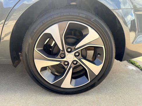 Used 2017 Chevrolet Sonic Premier FWD image 18