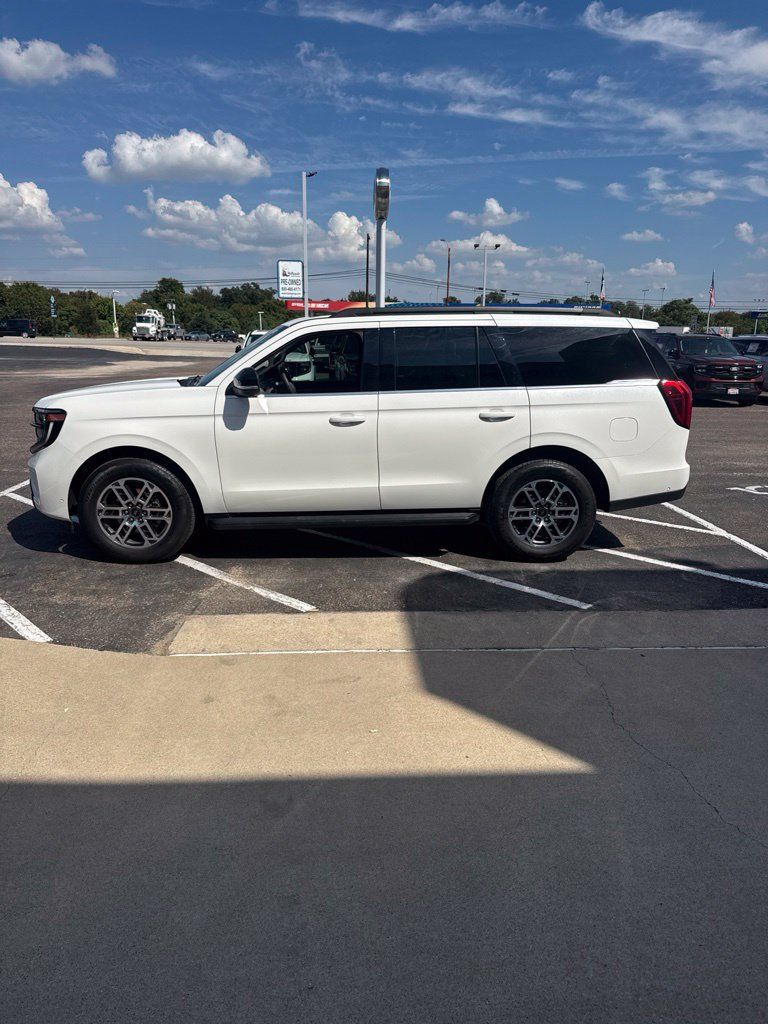 Used 2025 Ford Expedition Active RWD image 4