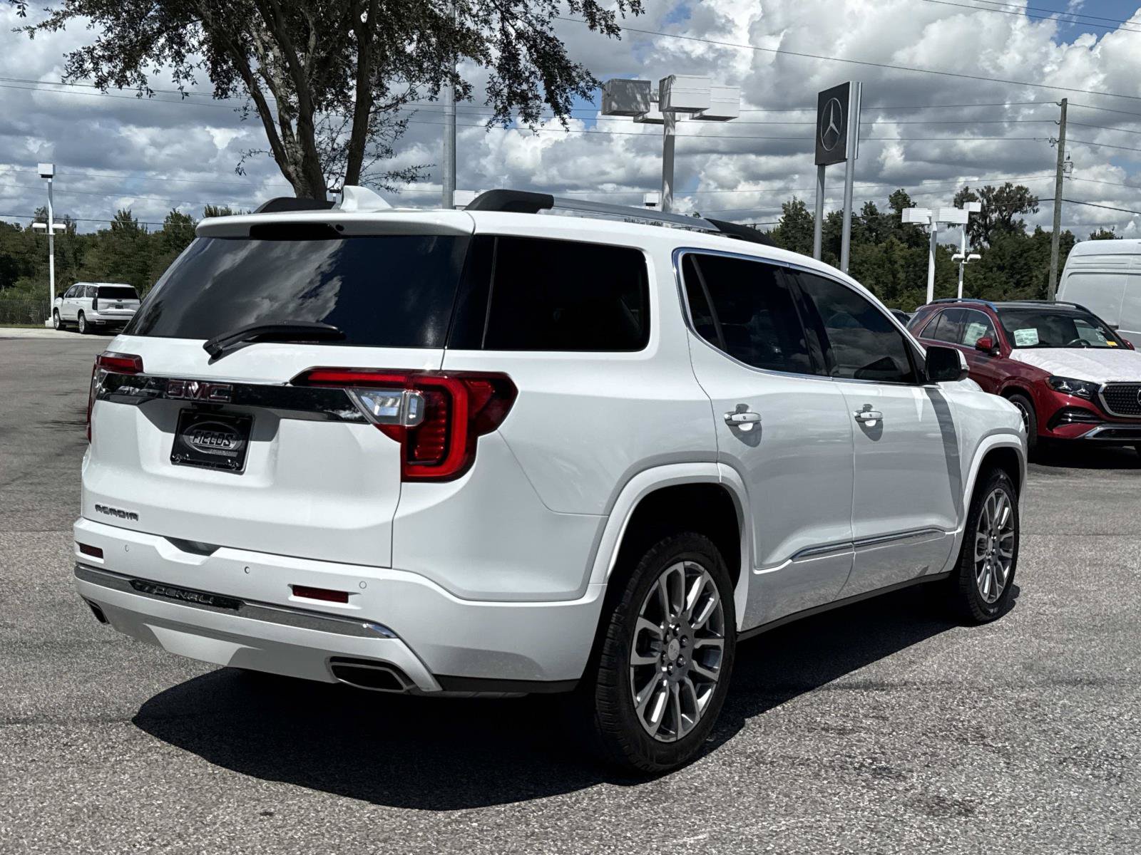Used 2023 GMC Acadia Denali w/ Denali Technology Package FWD image 3