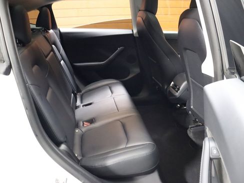 Used 2022 Tesla Model Y Long Range image 39