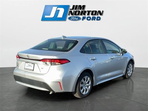 Used 2022 Toyota Corolla LE image 3