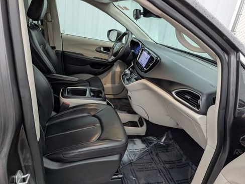 Used 2023 Chrysler Pacifica Touring-L image 28