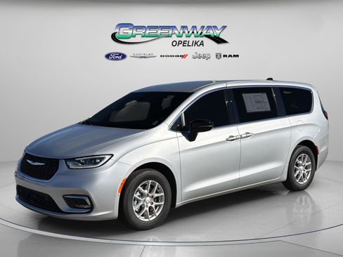New 2026 Chrysler Pacifica Select image 3