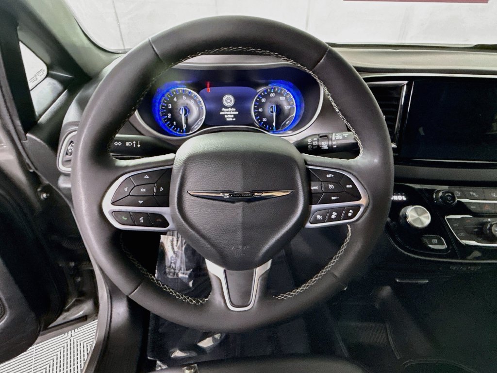 Used 2025 Chrysler Pacifica Select FWD image 19