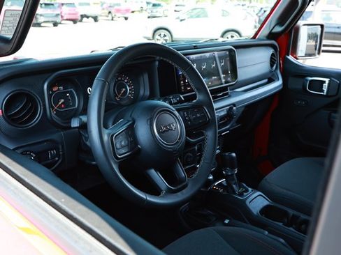 Used 2025 Jeep Wrangler Unlimited Rubicon AWD/4WD image 24