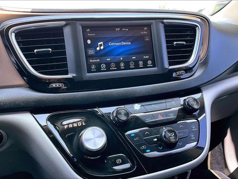 Used 2018 Chrysler Pacifica Touring Plus w/ Tire & Wheel Group FWD image 36