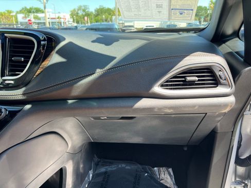 Used 2023 Chrysler Pacifica Pinnacle FWD image 87